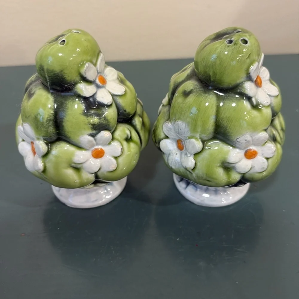 Vintage 1967 Inarco Ceramic Green Apple & Daisies Salt & Pepper Shakers.Set of 2